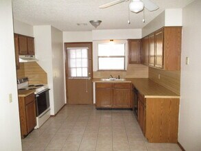 716 Swan Lake Rd in Edmond, OK - Foto de edificio - Building Photo