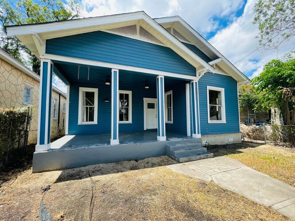 1818 E Houston St in San Antonio, TX - Building Photo