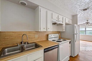906 N LBJ Dr in San Marcos, TX - Building Photo