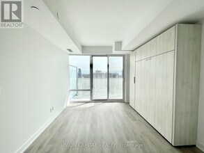 501 Yonge St in Toronto, ON - Building Photo - Building Photo