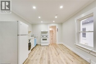 33 Albion St in Brantford, ON - Building Photo