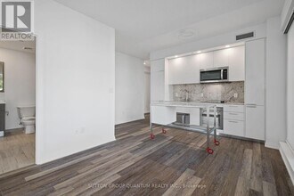 75 Canterbury Pl in Toronto, ON - Building Photo - Building Photo