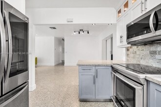 1040 N Royal Poinciana Blvd in Miami Springs, FL - Building Photo - Building Photo