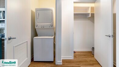 347 W Chestnut St, Unit 711 in Chicago, IL - Building Photo - Building Photo