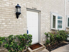 7597 Cambridge St in Houston, TX - Building Photo - Building Photo