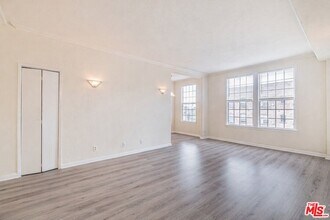 5640 Franklin Ave in Los Angeles, CA - Building Photo - Building Photo