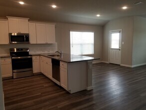 210 Holland Pk in Schertz, TX - Building Photo - Building Photo