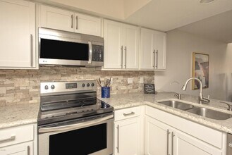 8651 E Royal Palm Rd in Scottsdale, AZ - Building Photo - Building Photo