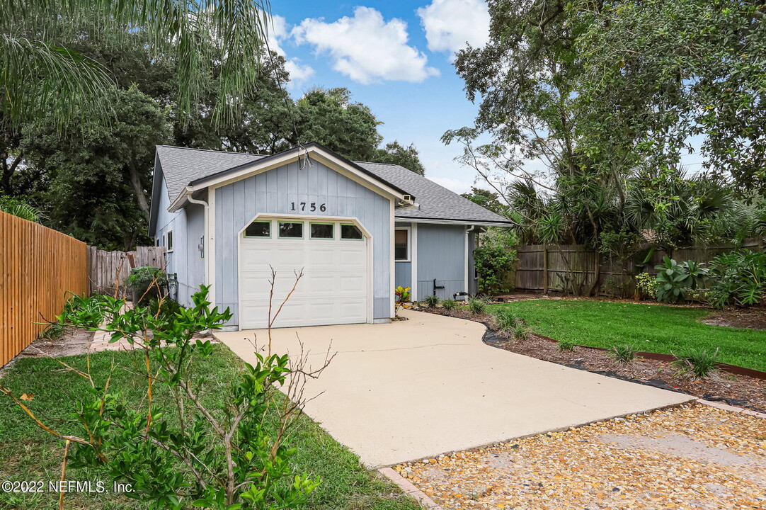 1756 Riley St in Jacksonville Beach, FL - Foto de edificio