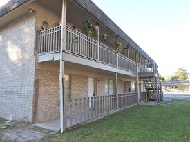 408 E Coombs St, Unit 2 in Alvin, TX - Building Photo