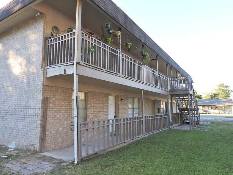 408 E Coombs St, Unit 2 in Alvin, TX - Foto de edificio