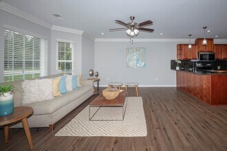 2200 Dolphin Ln in Holbrook, NY - Foto de edificio - Building Photo