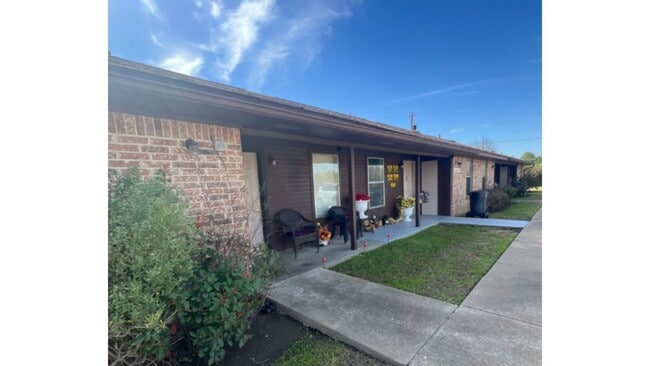 1201 Edmiston Dr in Crockett, TX - Building Photo - Building Photo