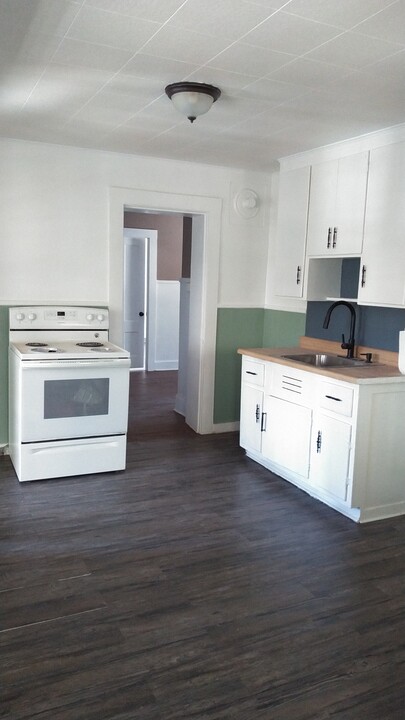 195 Main St, Unit 3 in Claremont, NH - Building Photo