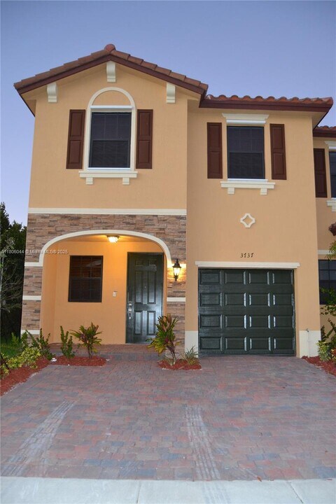 3737 SE 2nd Dr in Homestead, FL - Building Photo