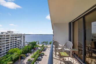 1450 Brickell Bay Dr in Miami, FL - Building Photo - Building Photo