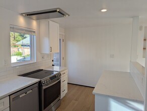 3730 SW Austin St in Seattle, WA - Building Photo - Building Photo