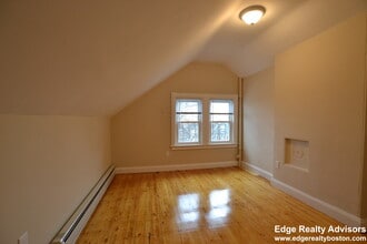 29 Sparhawk St, Unit 2 in Boston, MA - Foto de edificio - Building Photo