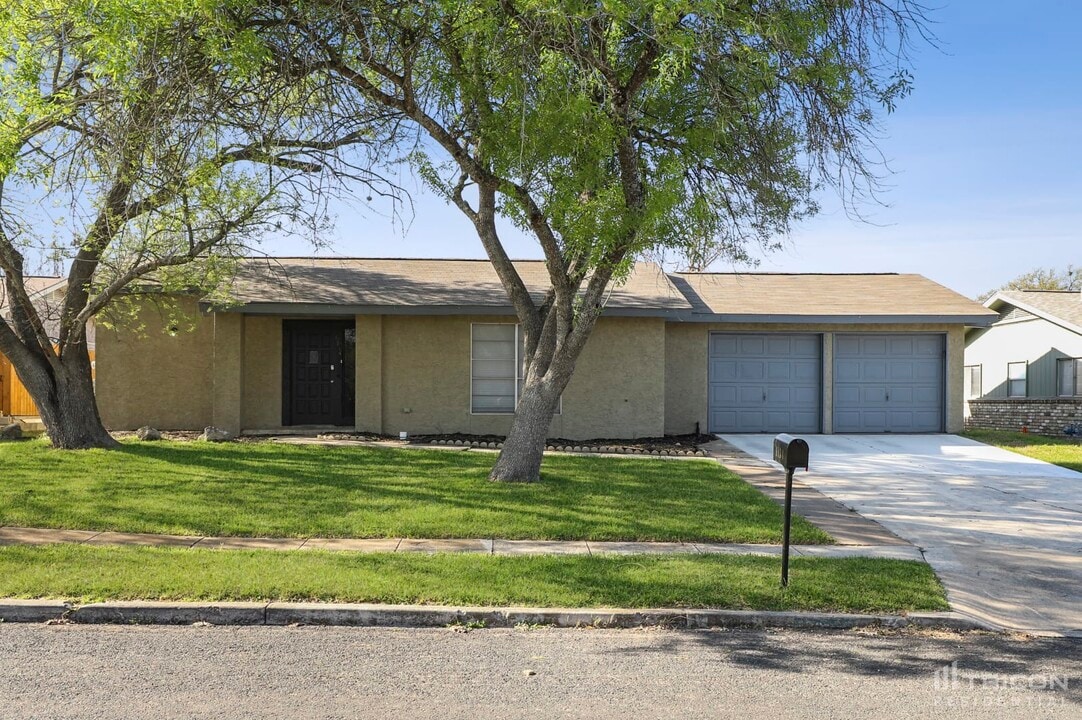 6834 Indian Lake Dr in San Antonio, TX - Building Photo