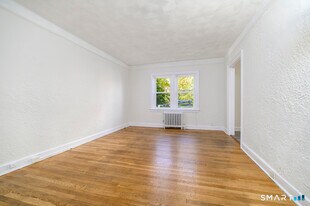 8 Washington Ct in Stamford, CT - Building Photo