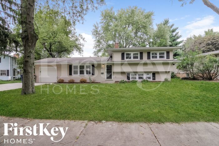 221 Triton Ln in Naperville, IL - Foto de edificio