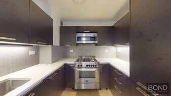 222 E 39th St in New York, NY - Building Photo