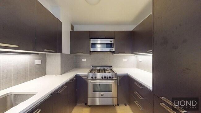 222 E 39th St in New York, NY - Building Photo - Building Photo