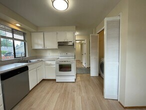 2943 SE Bluebird Dr in Hillsboro, OR - Building Photo - Building Photo