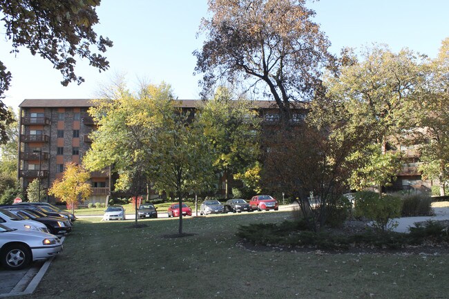 Medinah on the Lake in Bloomingdale, IL - Foto de edificio - Building Photo