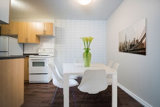 Munroe Manor in Winnipeg, MB - Building Photo - Building Photo
