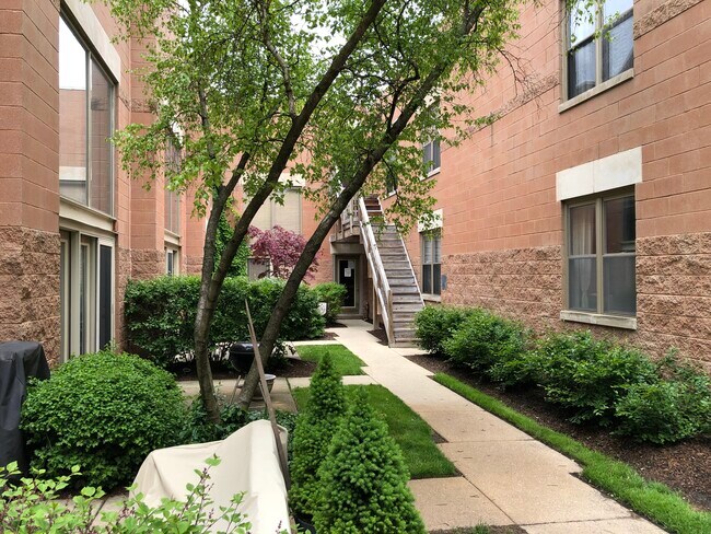 1100 W Cornelia Ave, Unit 120 in Chicago, IL - Building Photo - Building Photo