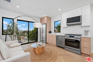 2043 Paramount Dr in Los Angeles, CA - Building Photo