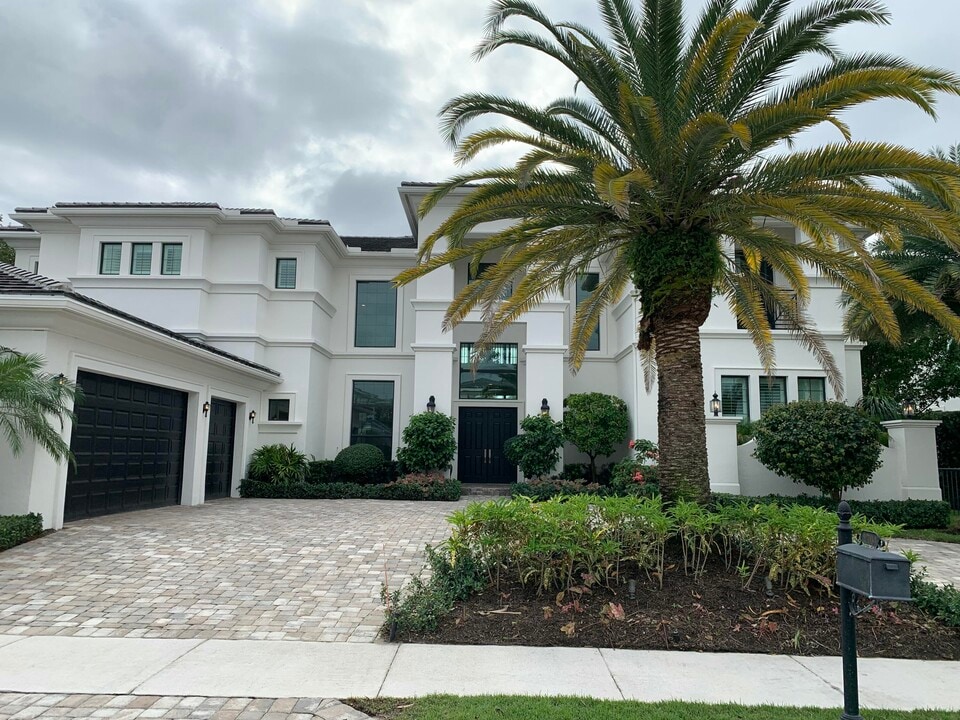 2704 NW 75th St in Boca Raton, FL - Building Photo