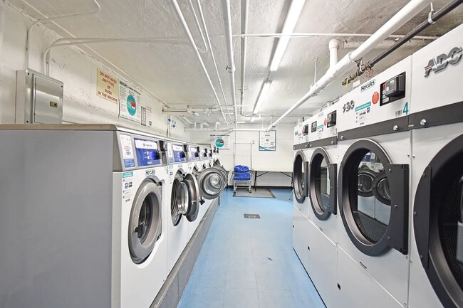 52-02 39th Ave in Queens, NY - Building Photo - Building Photo