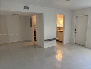 1449 N 14th Way, Unit 103 in Hollywood, FL - Building Photo - Building Photo