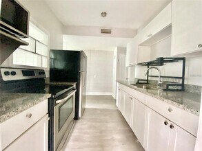 2213 Vine St in Orlando, FL - Foto de edificio - Building Photo
