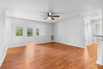 King George Apartments in Savannah, GA - Foto de edificio - Building Photo