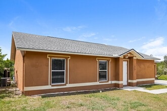 577 Pierre Cir in Lehigh Acres, FL - Building Photo - Building Photo