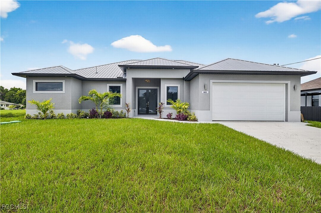 801 Douglas Ave N in Lehigh Acres, FL - Building Photo