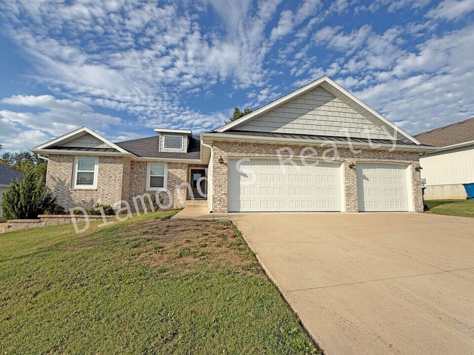 1097 E Lakota St in Nixa, MO - Building Photo
