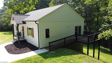 148 Buena Vista Dr in Pilot Mountain, NC - Foto de edificio - Building Photo
