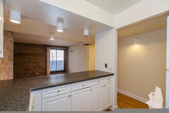 1235 N La Salle Dr, Unit 5A in Chicago, IL - Building Photo - Building Photo