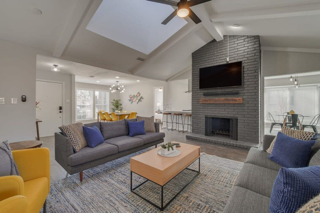 2421 Regal Rd in Plano, TX - Building Photo