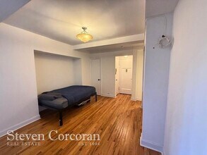 25 Tudor City Pl in New York, NY - Building Photo - Building Photo