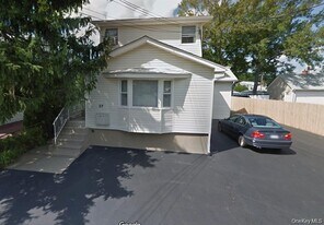 27 Willoughby Pl in West Islip, NY - Building Photo