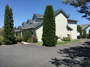 1426 NE Tucson Way in Bend, OR - Building Photo - Building Photo