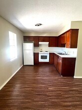 317 W School St, Unit B in Lake Charles, LA - Foto de edificio - Building Photo