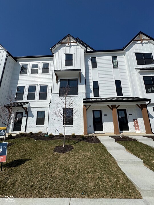 7066 Nine Penny Dr in Brownsburg, IN - Building Photo