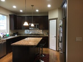 2407 SW Roxbury St in Seattle, WA - Building Photo - Building Photo