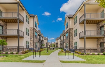 Timbers at Hickory Tree in Balch Springs, TX - Foto de edificio - Building Photo